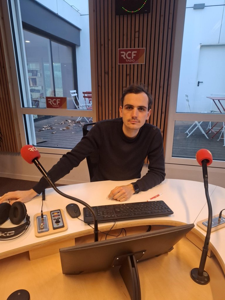 Grégoire Gindre sur le point de réaliser une interview.