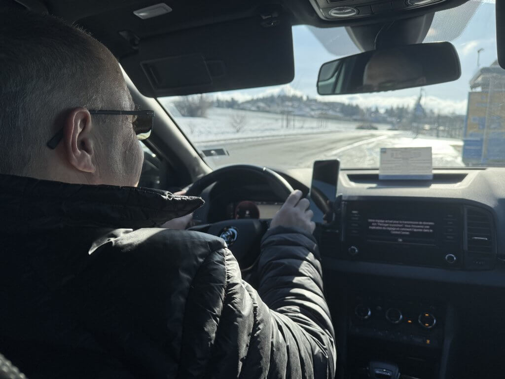 Laurent, chauffeur de taxi depuis dix ans, lors d'une course à Saint-Etienne.