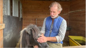 Olivier Deleage, fondateur de la Ferme des Possibles à Sainte-Foy-lès-Lyon avec Ange, un poney recueilli.