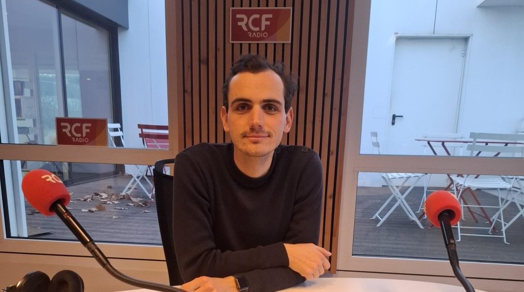 Grégoire Gindre sur le point de réaliser une interview.