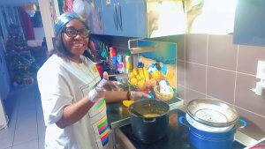 Esther Lubienga Kembo prépare à manger.