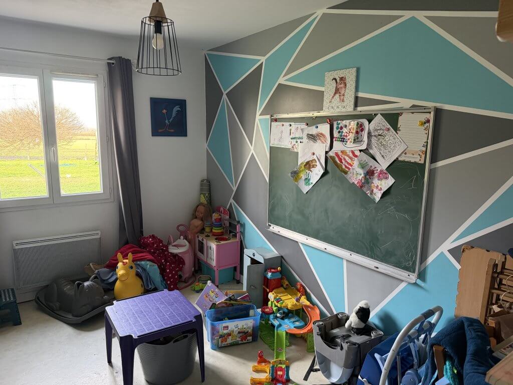 Maryline a crée spécialement une salle de jeu à son domicile pour les enfants