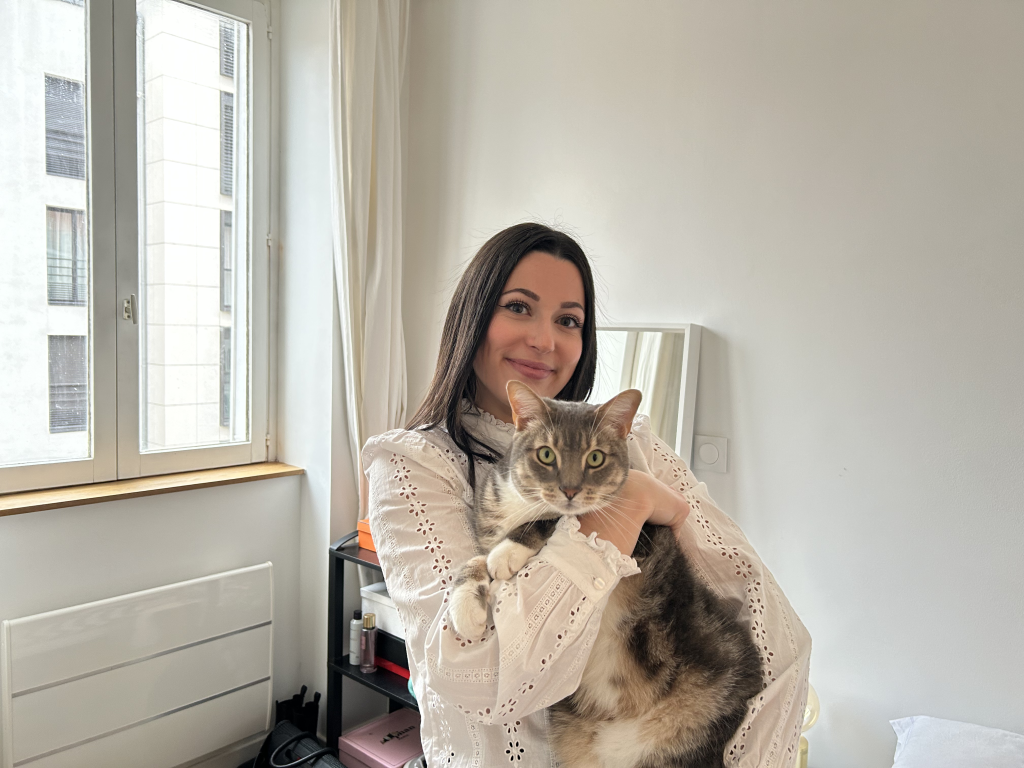 Olivia Gréaux, étudiante de 21 ans, et son jeune chat Uno.