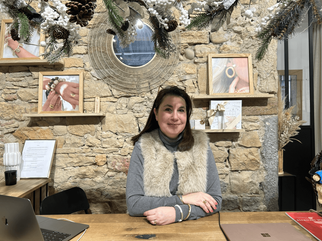 Stéphanie Petit-Jean, cheffe d'entreprise de Pluie d'Étoiles, au comptoir de sa boutique située dans le quartier des Cordeliers.