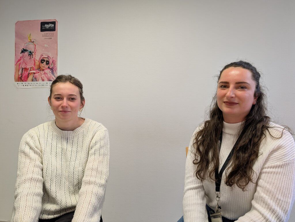 Deux travailleuses sociales assises bureau, à gauche, Charlotte Meilland assistante sociale, à droite, Clara Clara Mykolajczyk, agente d'accueil.