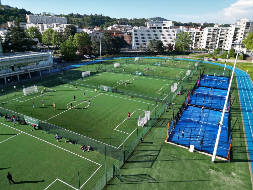 Les installations de Sport dans la Ville, apportant de la verdure et de la couleur au milieu des bâtiments d'habitations.